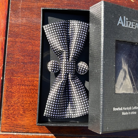 3-Piece Alizeal Set: Checkered Bow Tie, Hanky, and Cufflinks Set - Picture 2 of 2